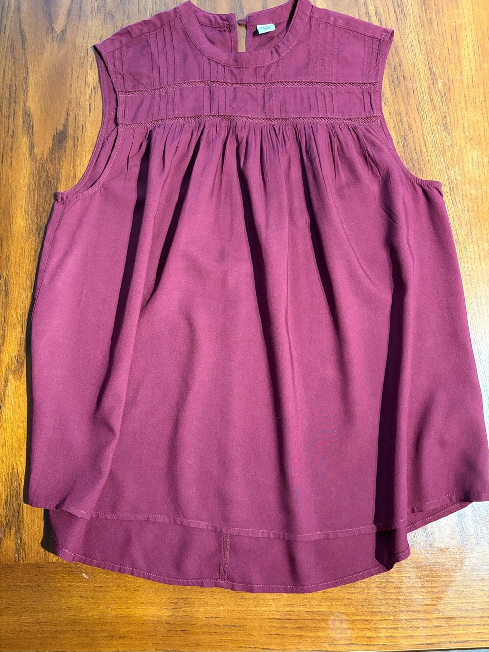 Women's Sleeveless Pleated Blouse Tank - Burgundy
